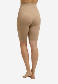 Hochtaillierte, beigefarbene Shapewear-Shorts mit glatter Textur und knielangem Design. Verfügt über dezente Rippendetails an den Seiten.