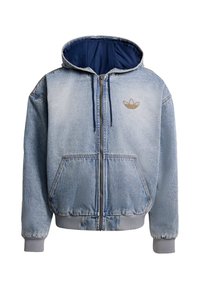 Világoskék farmer kapucnis pulóver cipzárral, két első zsebbel, bordázott mandzsettákkal és szegéllyel, valamint bézs színű, hímzett logóval a mellkason.