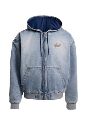 Hellblauer Jeanshoodie mit Reißverschluss, zwei Fronttaschen, gerippten Bündchen und Saum sowie einem beigen, aufgestickten Logo auf der Brust.