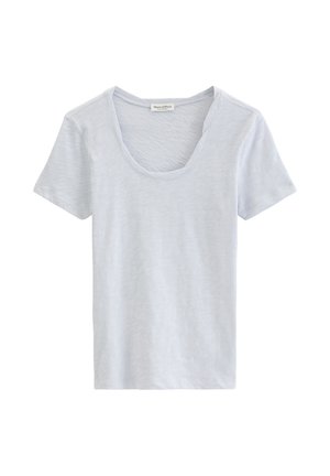 Lichtgrijs katoenen T-shirt met korte mouwen, een ronde hals en een klein stoffen label aan de binnenkant van de kraag.