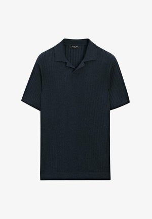 Polo à manches courtes côtelé bleu marine foncé avec un col en V et une texture subtile. Présente un ourlet droit et une coupe décontractée.
