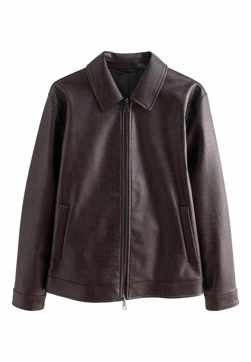 Bruine leren jas met een gestructureerd krokodillenpatroon. Heeft een kraag, een ritssluiting aan de voorkant en twee zijzakken. Ontworpen in een relaxte pasvorm.