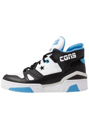 Sort, hvid og blå højtop-sneakers med sorte snørebånd, stjerne-logo, polstret ankelkrave og tyk sål med blå accenter.