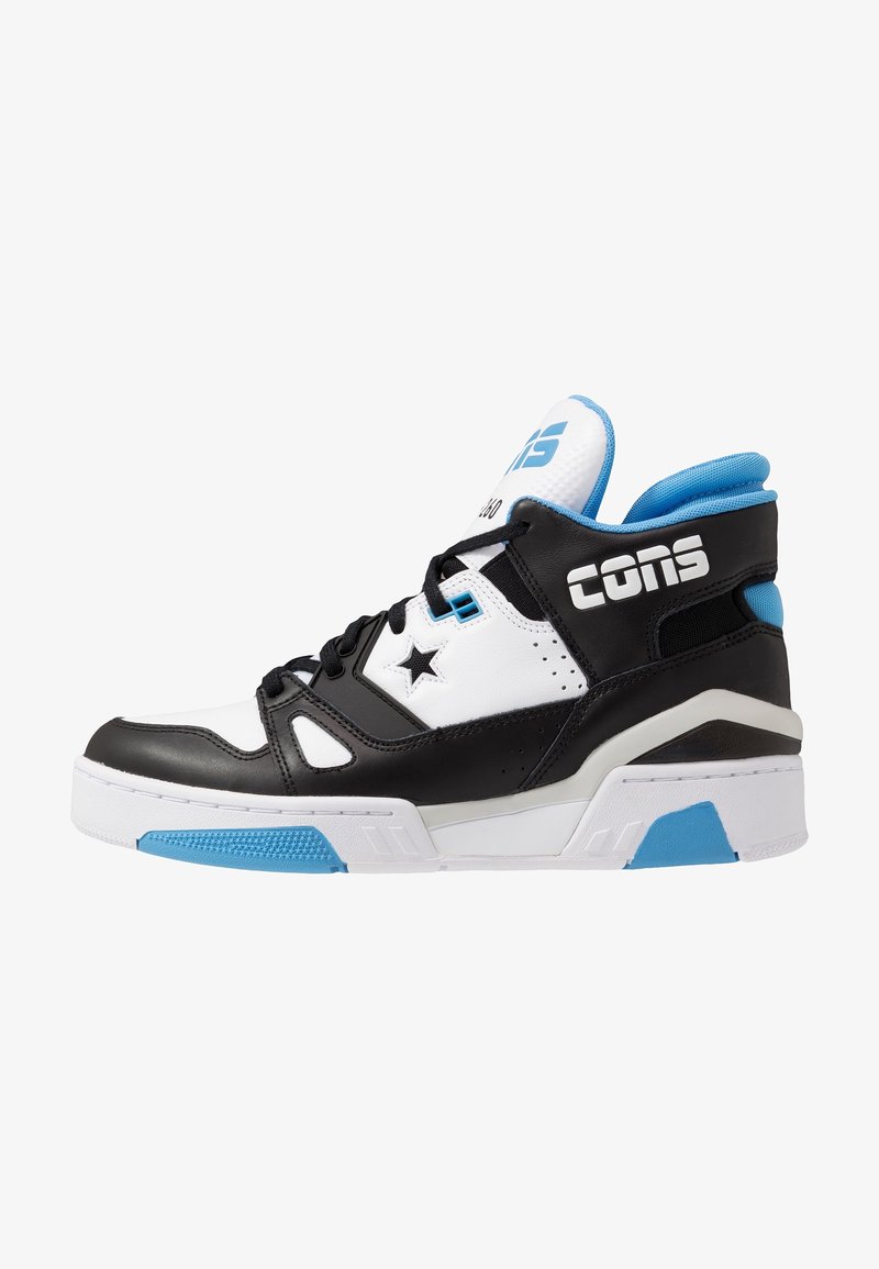 Baskets montantes noires, blanches et bleues avec lacets noirs, logo étoile, col rembourré à la cheville et semelle épaisse avec des touches bleues.