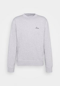 Sudadera gris hecha de una tela suave, con cuello redondo y puños acanalados. La palabra "cheers" está bordada en un sutil estilo de escritura negra.