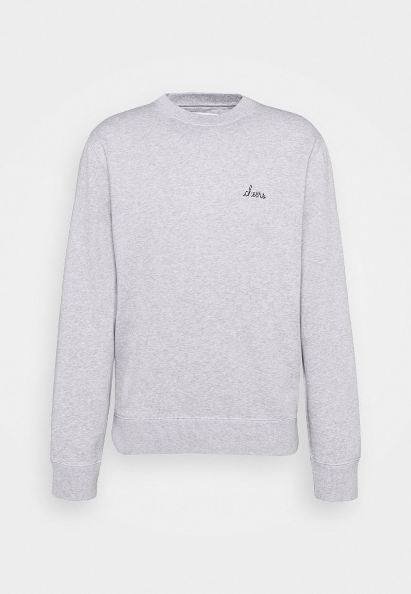 Sudadera gris hecha de una tela suave, con cuello redondo y puños acanalados. La palabra "cheers" está bordada en un sutil estilo de escritura negra.