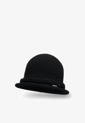 Căciulă de lână neagră, cu un vârf rotund și o bărbie plată. Prezintă un band decorativ împletit cu mărgele și un accent metalic. Finish texturat, moale.