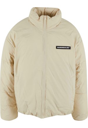 Beige Daunenjacke mit hohem Kragen, Reißverschluss und schwarzem Logopatch auf der linken Brust. Sie verfügt über eine gesteppte Textur und eine lockere Passform.