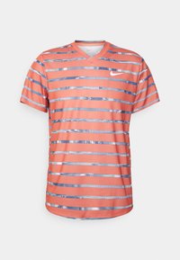 Camiseta con cuello en V y mangas cortas en color coral, con rayas horizontales en azul y plata. Está hecha de una tela suave y ligera. Logotipo de Nike en el pecho.