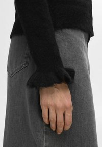 Selected Femme SLFLULU FRILL CUFF O NECK - Pulover - black