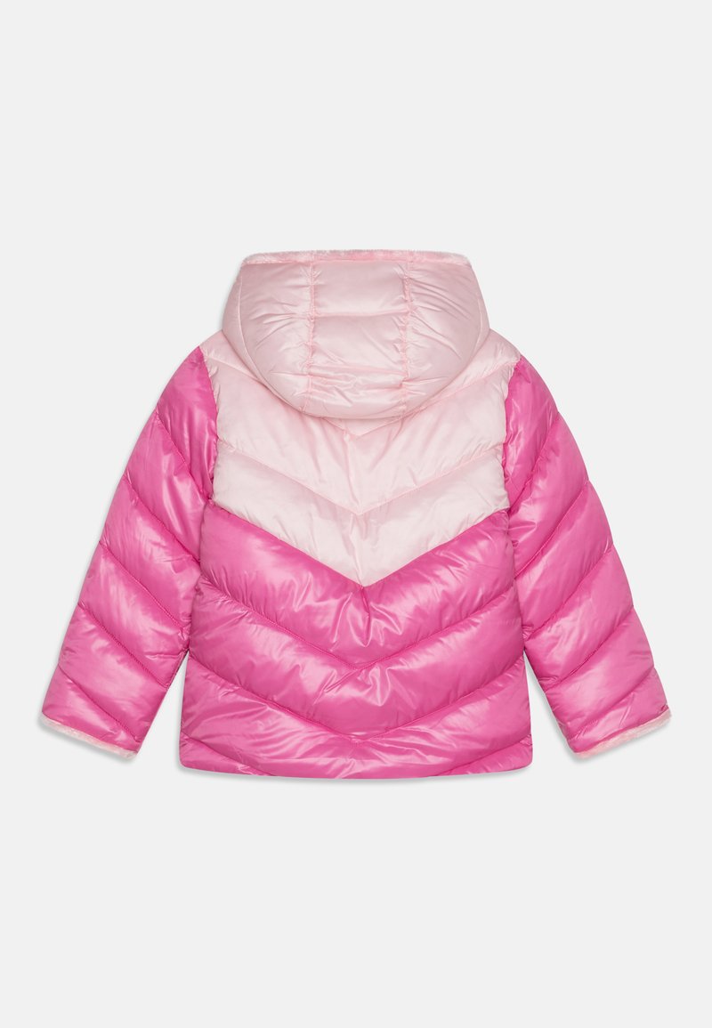 Chaqueta de plumón rosa con capucha, que presenta un diseño de chevron. Textura brillante, secciones distintas de rosa claro y oscuro, y puños elásticos.