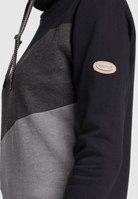 Felpa con cappuccio in cotone misto blu navy scuro e grigio, con un design a pannelli texture e una patch del logo a contrasto sulla manica.