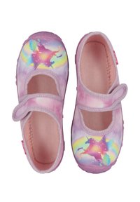 Rosa Stoffschuhe mit einem Einhornmotiv und Regenbogenmuster, glänzende Oberfläche, breiter Riemen mit einem funkelnden Rand und Gummisohle.