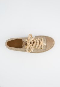Sneaker in suede beige con suola in gomma, occhielli dorati e lacci decorativi in corda. Punta arrotondata e soletta imbottita per il comfort.