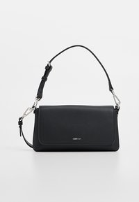 Bolso de mano de cuero negro con forma rectangular, cierre de solapa y correa ajustable. Cuenta con herrajes plateados y un detalle sutil de logotipo.