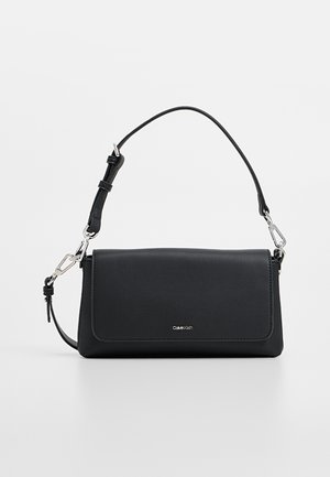 Sac à main en cuir noir de forme rectangulaire, fermeture à rabat et bandoulière réglable. Éléments métalliques argentés et détail de logo discret.