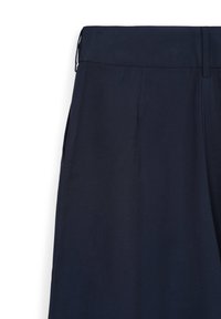 Pantalons bleu marine avec une texture lisse, dotés d'un devant plat et de deux poches latérales. La ceinture présente de subtils détails de couture.