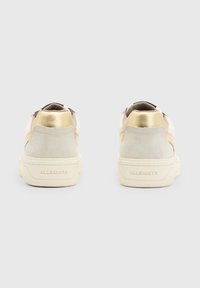 Białe i złote sneakersy o teksturowanym wykończeniu z zamszu, z gładką złotą osłoną na pięcie i gumową podeszwą, z logo "ALLSAINTS".