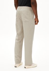 Lichtgrijze, lichtgewicht broeken met een elastische tailleband, twee achterzakken en een rechte pijpdesign. Gladde textuur, casual pasvorm.
