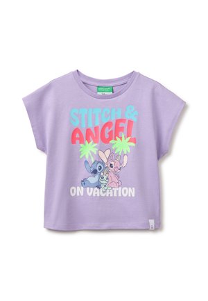 Fialové dětské tričko s postavičkami Stitch a Angel, palmami a nápisem "STITCH & ANGEL ON VACATION" v jasných barvách.