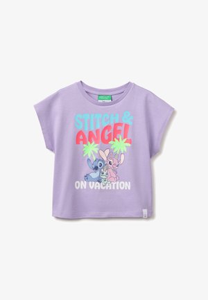 Liliowa dziecięca koszulka z postaciami Stich i Angel, palmami oraz napisem "STITCH & ANGEL ON VACATION" w jasnych kolorach.