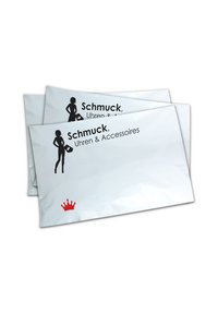 Des sacs en polyéthylène blancs avec des graphiques noirs représentant une figure portant un sac à main, et du texte en allemand. Logo de couronne rouge dans le coin inférieur droit.
