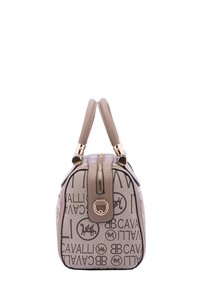 Borsa strutturata in tela beige con loghi neri in rilievo. Presenta manici in pelle liscia e hardware dorato. Chiusura con zip sulla parte superiore.