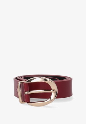 Bordeaux leren riem met een glanzende gouden D-vormige gesp. Soepele textuur, platte vormgeving, met een naadloze riemwikkeling en geen zichtbare stiksels.