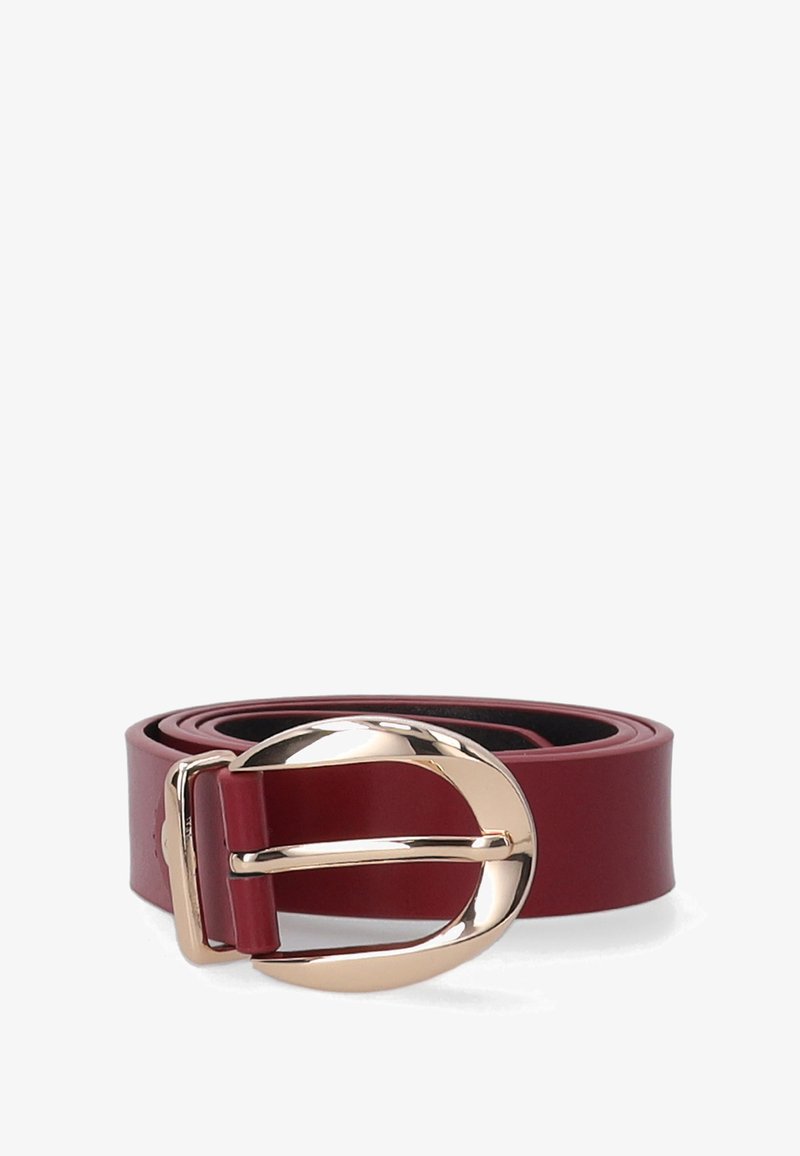 Burgunderfarbener Leder-Gürtel mit einer glänzenden goldenen D-förmigen Schnalle. Glatte Textur, flaches Design, mit einer nahtlosen Gurtdrehung und ohne sichtbare Nähte.