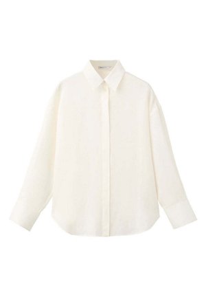 Witte blouse met lange mouwen, knoopsluiting, puntige kraag en verborgen knopen, plat weergegeven op een witte achtergrond.