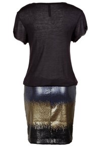 Top nero trasparente con maniche corte abbinato a una gonna aderente decorata con paillettes, caratterizzata da strisce orizzontali dorate, nere e argentate.