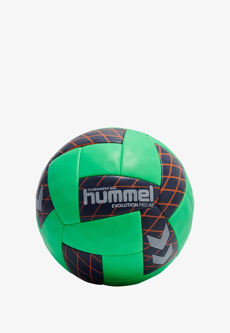 Pelota de balonmano verde y negra con una superficie texturizada, diseño de paneles, logotipo y patrón de rejilla naranja. Adecuada para torneos.