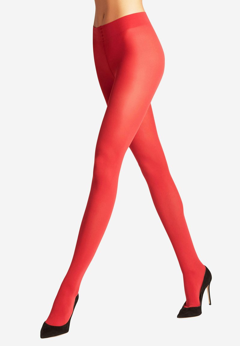 Czerwone rajstopy o gładkiej, nieprzezroczystej fakturze, w połączeniu z czarnymi szpilkami. Rajstopy mają wysoki stan i dopasowany krój.