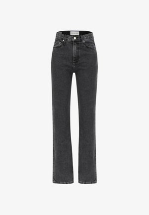 Czarne dżinsy z wysokim stanem i prostą nogawką, zapinane na guzik i zamek, z kieszeniami z przodu i z tyłu oraz metką Calvin Klein Jeans na pasku.