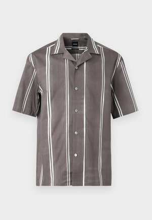 Καφέ πουκάμισο με κοντά μανίκια, κουμπιά, λευκές κάθετες ρίγες και γιακά τύπου «καμπ», απλωμένο επίπεδα σε λευκό φόντο.