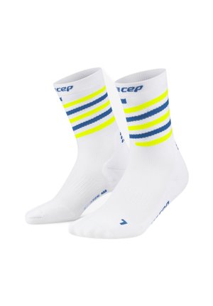 Chaussettes de sport blanches avec des rayures bleu et jaune fluo. Présentent une texture côtelée, un renfort à la pointe et un logo près de la cheville.