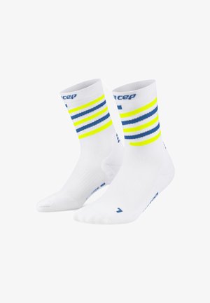 Calze sportive bianche con strisce blu e giallo fluorescente. Presentano una texture a costine, punta rinforzata e logo vicino alla caviglia.