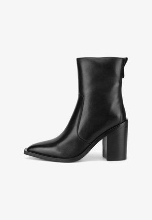 Botín de cuero negro con punta afilada, textura suave y tacón ancho. Cuenta con cierre de cremallera en la parte trasera para un fácil uso.