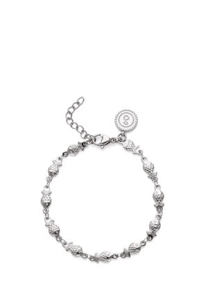 Pulsera de plata con charms con forma de pez enlazados y una placa redonda cerca del cierre de langosta, exhibida sobre un fondo blanco.