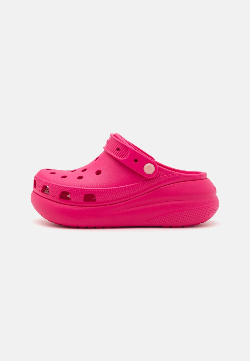 Rosa treklestøvel laget av lett materiale, med ventilasjonshull, bakre stropp og strukturert såle for grep.
