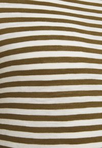 Bomulds t-shirt med skiftende olivengrønne og hvide vandrette striber. Blød tekstur, medium tykkelse og klassisk pasform.