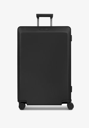 Zwarte harde koffer met een gestructureerd oppervlak, inklapbare handgreep en vier zwenkwieltjes voor gemakkelijke wendbaarheid.