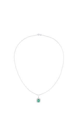 Collana d'argento con una catena sottile, caratterizzata da un ciondolo quadrato in pietra verde circondato da una cornice testurizzata in argento.