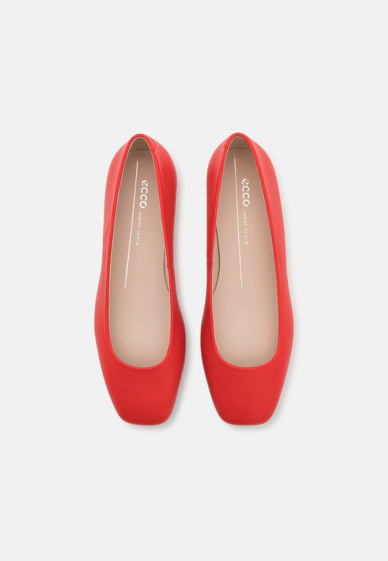 Rote Lederflats mit glatter Textur, abgerundeten Kanten und niedriger Profilhöhe. Das Innere verfügt über eine hellbeige Innensohle. "ECCO"-Logo vorhanden.