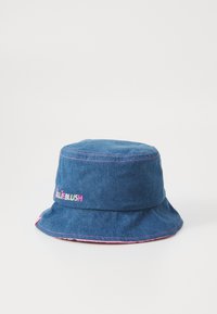 Chapéu de balde em denim azul escuro, com costura rosa e um logótipo bordado "LIEBLUSH" na parte da frente. Textura suave com uma aba larga.