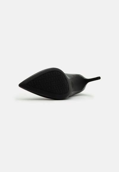 Escarpin noir à talon aiguille avec une semelle en caoutchouc texturé. Dessus lisse au design minimaliste, présentant un talon élancé et une silhouette étroite.
