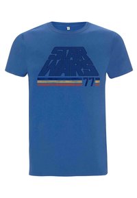 Blauwe katoenen t-shirt met een groot zwart "STAR WARS" grafiek en "77" eronder, geaccentueerd met horizontale strepen in rood, geel en blauw.