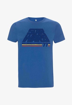 Niebieska bawełniana koszulka z dużą czarną grafiką "STAR WARS" i napisem "77" poniżej, ozdobiona poziomymi paskami w kolorach czerwonym, żółtym i niebieskim.