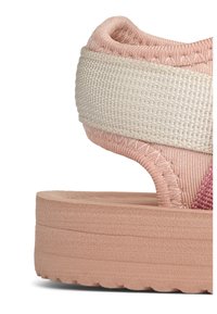Ρόζ σανδάλι με πλεκτό υφασμάτινο επάνω μέρος, παχιά αυλακωτή σόλα και υφασμένη κρεμ λωρίδα για επιπλέον στήριξη.