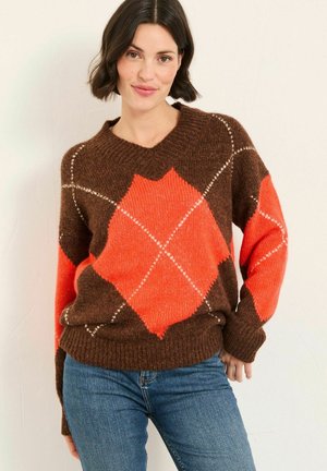 Braun-orange Karomuster-Pullover mit V-Ausschnitt und gerippten Bündchen. Weiche Textur mit kontrastierenden Rautenformen.